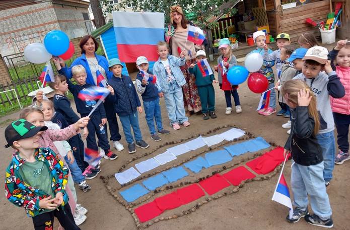 Торжественная линейка ко Дню Государственного флага Российской Федерации Торжественная линейка ко Дню Государственного флага Российской Федерации.